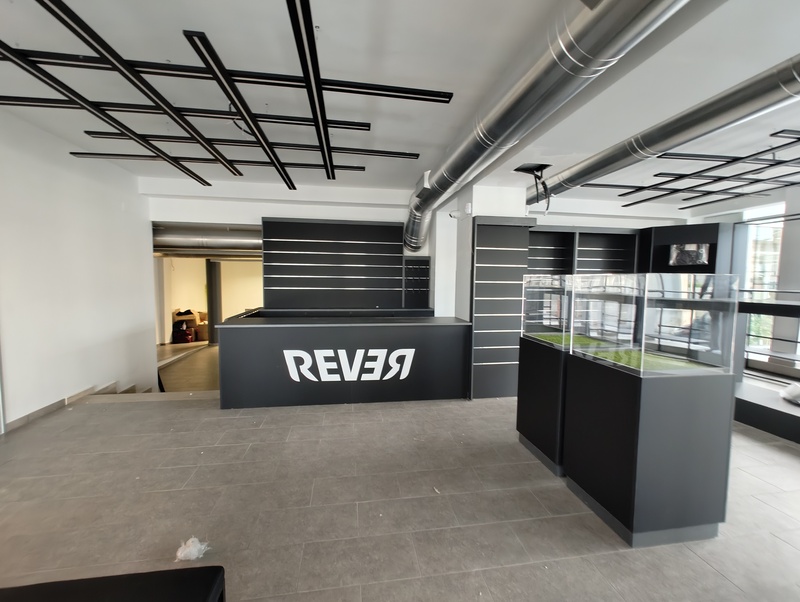 arredamento su misura negozio Rever Roma con banco cassa e teche